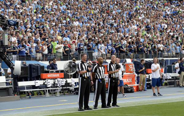 ▲▼NFL的球員在唱國歌時下跪表達對川普的抗議。（圖／美聯社）