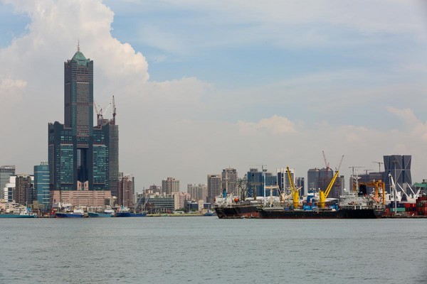 由於停泊費相對便宜，韓碧祥說，有的香港、中國富豪會將豪華遊艇停泊在高雄港。