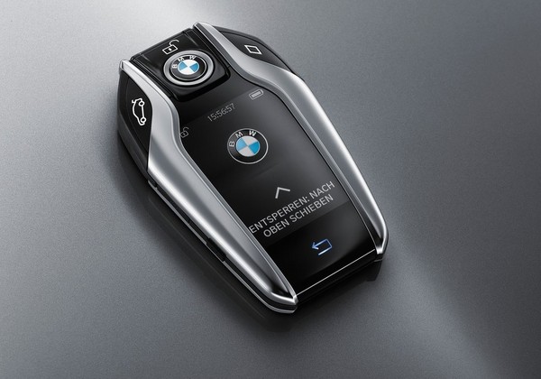 小一號智慧型手機、內建USB？這些車鑰匙設計真夠「勁」（圖／翻攝自BMW、Tesla、Koenigsegg、AstonMartin、McLaren）