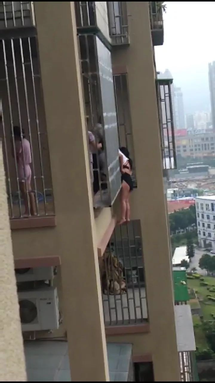 女子賭氣從18樓跳下，沒想在17樓就GG了（圖／翻攝自東南快報）