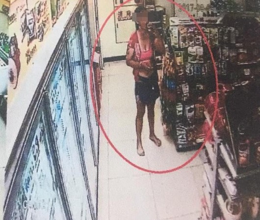 ▲▼新竹爆乳美魔女偷喝膠原蛋白被抓包，嗆店員「我還會再回來亂」。（圖／鏡周刊）