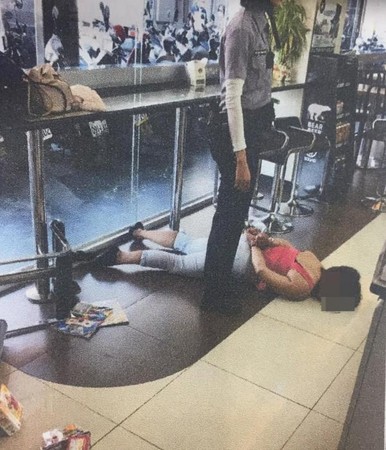 ▲▼新竹爆乳美魔女偷喝膠原蛋白被抓包，嗆店員「我還會再回來亂」。（圖／鏡周刊）