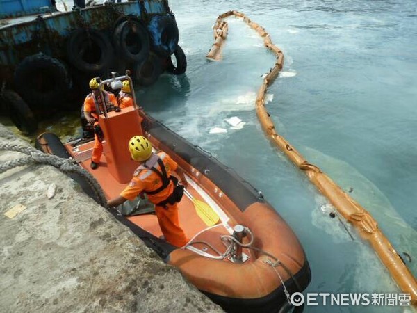 伽藍安檢所完成人員任務編組，並駕駛90P救生艇及攜帶攔油索前往佈放，以防止油汙持續擴大。（圖／第一三海岸巡防總隊提供）