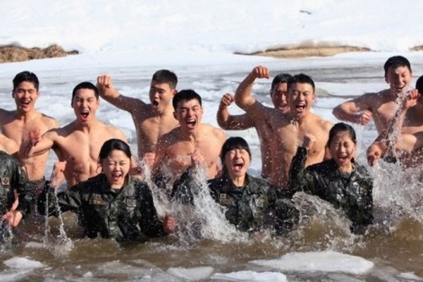 包含女兵在內的南韓特種部隊，11日頂著攝氏零下30度的酷寒，展開魔鬼訓練。(圖／取自環球網)