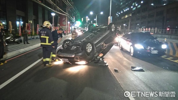 ▲女子供稱精神不濟，自撞中央分隔島後翻車路中央。（圖／記者林煒傑翻攝）