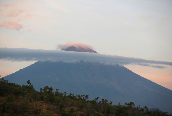 ▲▼ 印尼阿貢火山每日地震高達500次，恐隨時爆發，當地超過5萬居民撤離。（圖／路透社）