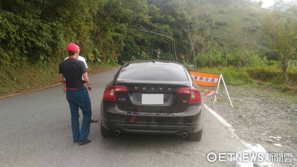 轎車輪胎破損太大無法補胎，車內又無備胎，員警將巡邏車開到有訊號處，才撥通順利求援，直到夜晚才完成這「高山換胎」任務。（圖／台東縣警察局提供）