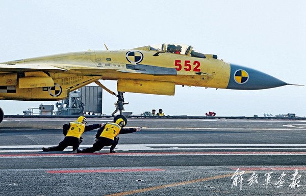 ▲▼2012年11月23日，殲-15艦載機在遼寧艦上首次著艦起飛成功。（圖／翻攝自中國軍網）