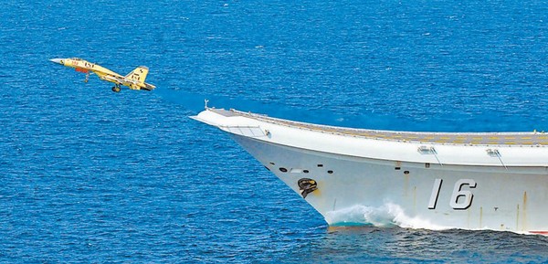 ▲▼2013年9月21日，遼寧艦順利完成試驗試飛任務返回母港。（圖／翻攝自中國軍網）