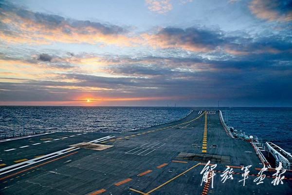 ▲▼2016年12月24日，海軍新聞發言人宣布，遼寧艦編隊赴西太平洋海域開展遠海訓練。這是遼寧艦首次出遠海訓練。中國海軍航母編隊穿越宮古海峽。（圖／翻攝自中國軍網）