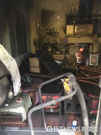 ▲新店區玫瑰中國城社區因不明原因起火燃燒，消防在現場救出2隻狗。（圖／記者林煒傑翻攝）