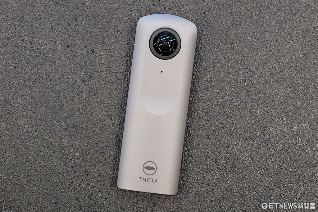 終有4K、售價1萬6有找！RICOH THETA V VR相機上市。（圖／記者莊友直攝）