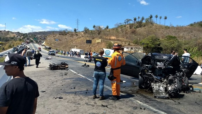 巴西一名男子騎Honda CG 125，疑違規結果正面撞上兩輛車，結果當場天靈蓋噴飛、身體斷兩半慘死，十分驚悚。（圖／翻攝網路）