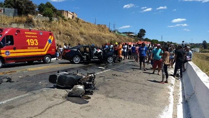 巴西一名男子騎Honda CG 125，疑違規結果正面撞上兩輛車，結果當場天靈蓋噴飛、身體斷兩半慘死，十分驚悚。（圖／翻攝網路）