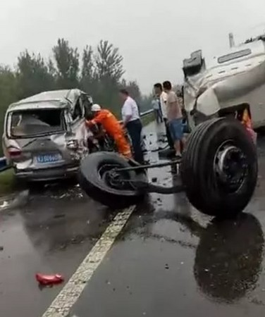 ▲▼河南京港澳高速新鄉段發生重大車禍，致12人死亡。（圖／翻攝自鄭州晚報）