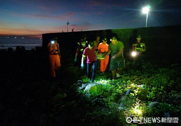 ▲▼澎湖釣客摔落海！家裡等不到人吃飯…遺體被浪沖上岸。（圖／記者柯沛辰翻攝）