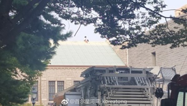 ▲▼陸女找不到分手的韓國男友，爬到高麗大學的屋頂上。（圖／翻攝自微博／首爾星河灣_koreatong）