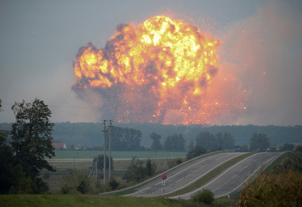▲▼烏克蘭中部卡利尼夫卡(Kalynivka)市一處大型軍火庫26日發生大爆炸。（圖／路透社）