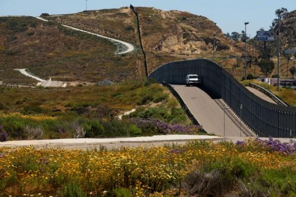 ▲▼ 川普政府宣布開始建築8道美墨邊境高牆的原型。（圖／路透社）
