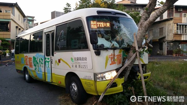 ▲▼宜蘭市區「撞公車」衝路樹凹洞！9學生3人傷。（圖／記者許力方翻攝）