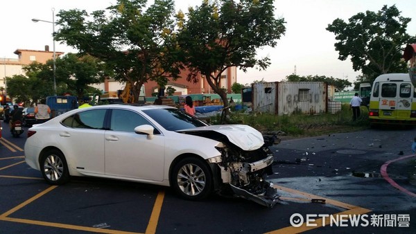 ▲▼宜蘭市區「撞公車」衝路樹凹洞！9學生3人傷。（圖／記者許力方翻攝）