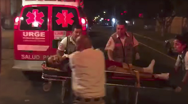 ▲墨西哥奇瓦瓦市發生嚴重槍擊事件後，救護人員到場把傷者送上救護車。(圖／翻攝自YouTube)
