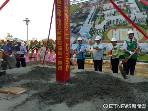 ▲觀音高中第三期工程及教學設備」動土典禮，未來將成為學校建築的標竿。（圖／記者楊熾興攝）