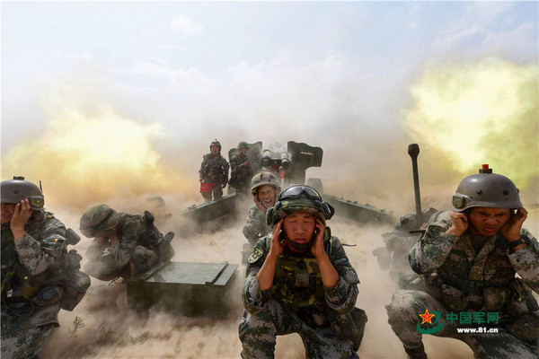 解放軍「火力-2017‧青銅峽」進入實彈檢驗階段，參演炮兵部隊進行加榴炮和遠程火箭炮跨晝夜實彈射擊。（圖／翻攝自中國軍網）