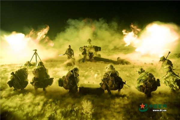 解放軍「火力-2017‧青銅峽」進入實彈檢驗階段，參演炮兵部隊進行加榴炮和遠程火箭炮跨晝夜實彈射擊。（圖／翻攝自中國軍網）