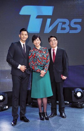 黑人（左）目前在TVBS主持節目。圖中為主播方念華。（翻攝自黑人陳建州臉書）