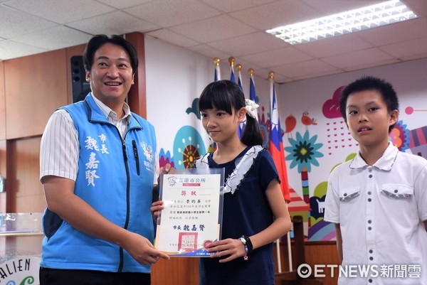 花蓮市國語文競賽成績揭曉，市公所頒獎表揚，市長魏嘉賢希望代表花蓮市參加全縣比賽的65名選手都能旗開得勝，為學校爭光。（圖／花蓮市公所提供）