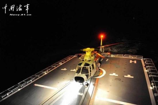 護航編隊的直-9艦載直升機成功執行夜間起降。（圖／翻攝自中國海軍）