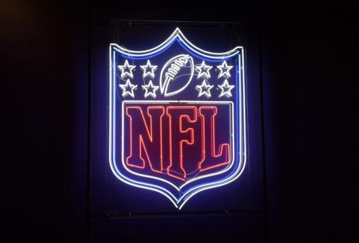 ▲▼ NFL球員與川普槓上，越來越多人在唱國歌時單膝跪下。（圖／路透社）