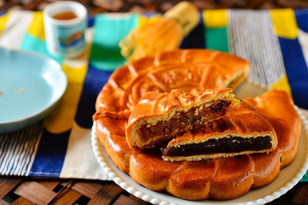 冬瓜餡和鳯梨餡各半的「鳳梨和生餅」（上，140元／盒）口感偏甜；「烏豆沙和生餅」（下，130元／盒）質地細密、豆香味濃。