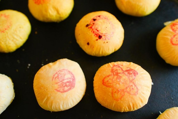 皮酥綿密的「綠豆椪」，可選原味（左，40元／顆）、滷肉（右，45元／顆）與咖哩口味（上，50元／顆），鹹甜各有風采。