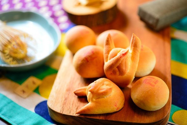 每年農歷7月普渡時用來祭拜「好兄弟」的「佛手包」，以老麵揉製，麵香裡帶微酸氣。（10元／1對，需預訂）