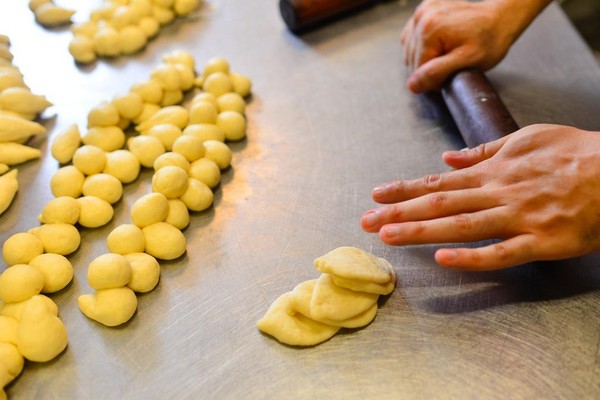 嬌巧的「佛手包」，麵糰得一個個分切、擀平，製作過程相當費時。