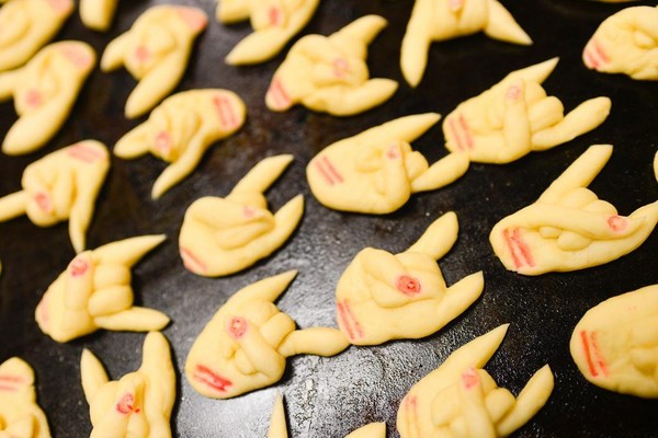 「佛手包」需要一顆顆以手工捏出像是菩薩接引孤魂野鬼通往西方的手印，是具有宗教意涵的祭品。