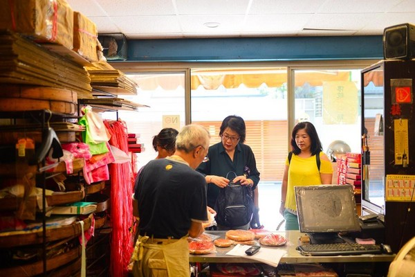 老餅店隨時都有客人上門，有時搶不到餅的客人還會抱怨：「又賣完了喔？」