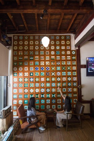 「台灣花磚古厝」收藏超過500種花磚圖樣，是全台獨一無二的花磚博物館。