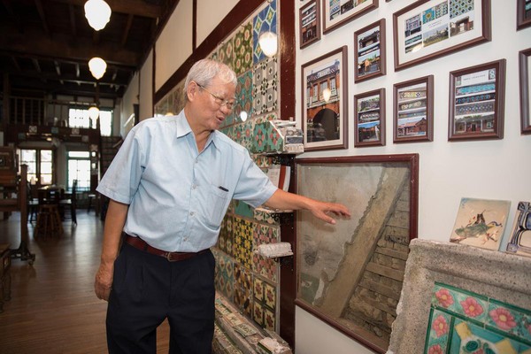 徐金龍是古厝的頭號解說員，從牆面結構介紹木材商的身世。
