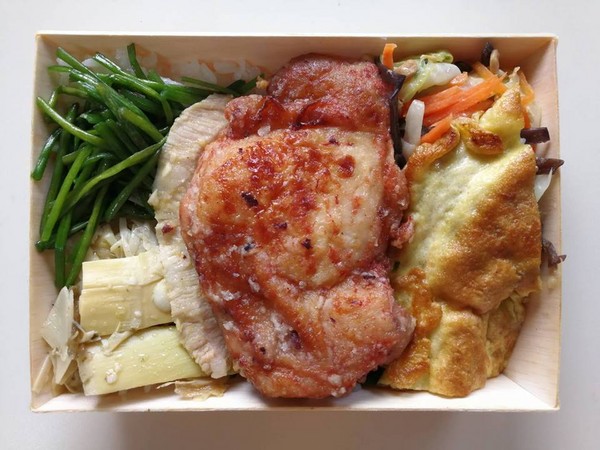 ▲台鐵便當又推新菜色，「客家紅麴雞腿排」每日限量販售。（圖／台鐵提供）