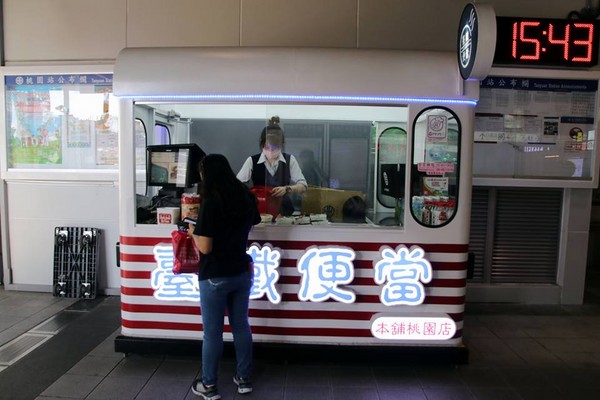 ▲台鐵便當又推新菜色，「客家紅麴雞腿排」每日限量販售。（圖／台鐵提供）