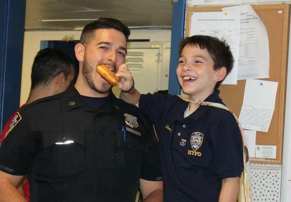 ▲▼佛羅里達州的9歲男童泰勒，送甜甜圈給警察。（圖／翻攝自臉書／I DONUT need a reason to THANK a cop.）