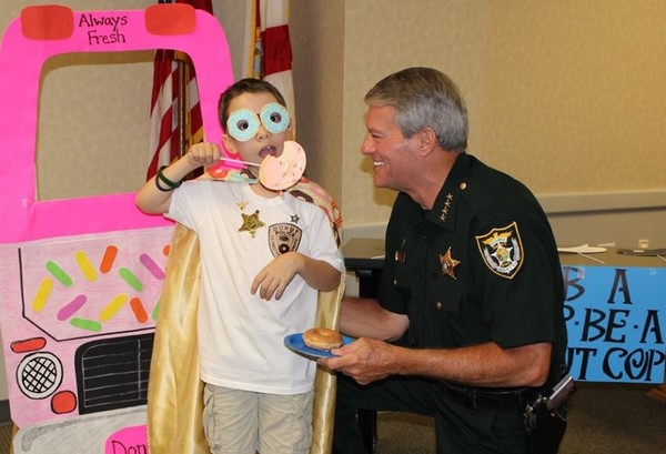 ▲▼佛羅里達州的9歲男童泰勒，送甜甜圈給警察。（圖／翻攝自臉書／I DONUT need a reason to THANK a cop.）
