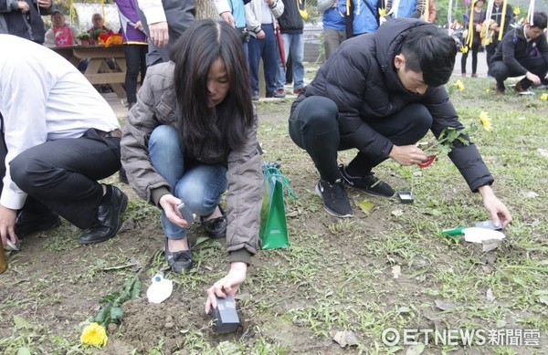 ▲毛孩爸媽們親手將毛寶貝骨灰植存回歸大地。（圖／動保處提供）