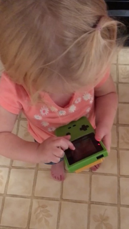 小女孩拿Game Boy以為是觸控操作　網友大哭：原來我們老了（圖／取自 YouTube／Chris Cohoon ）