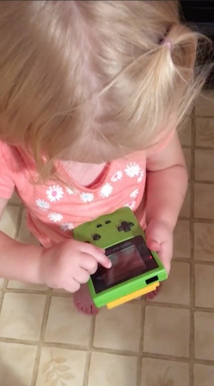 小女孩拿Game Boy以為是觸控操作　網友大哭：原來我們老了（圖／取自 YouTube／Chris Cohoon ）