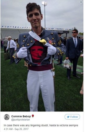 ▲西點軍校生露出軍服下的「切格瓦拉」的T恤。（翻攝自Commie Bebop推特）