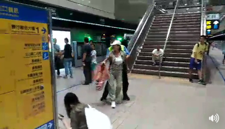 ▲一名老翁在捷運景美站與同行女性友人吵架，氣憤之下竟從月台跳入鐵軌。（圖／民眾高章琛影片畫面）